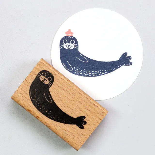 Perlenfischer Seehund liegend Stempel 33x60 mm