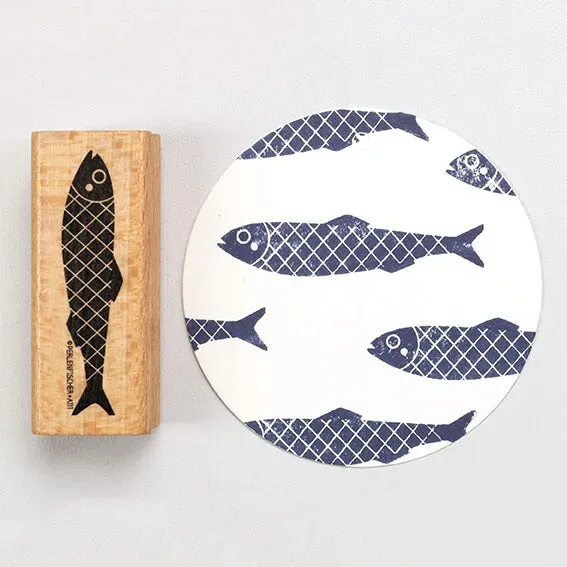 Perlenfischer Sprotte kariert Stempel 13x56 mm Fisch